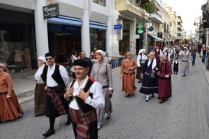 Χορευτές του Λαϊκού Εργαστηρίου Πάτρας στην παρέλαση της Ρήγα Φεραίου, 5η Γιορτή Χορευτικών Συγκροτημάτων 2017