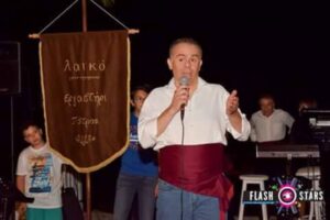 Ο Χοροδιδάσκαλος απευθύνεται στο κοινό στη Μεσσηνιακή Βραδιά, Παραλία Πατρών 2017