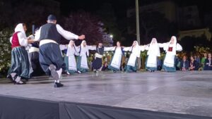 Χορευτές του Λαϊκού Εργαστηρίου Πάτρας σε παραδοσιακό κύκλο, χοροί Κεφαλονιάς και Κυθήρων, Ψηλά Αλώνια 2024
