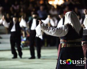 Χορευτές κρατούν μαντήλι σε κίνηση χορού, Αντίρριο 2016