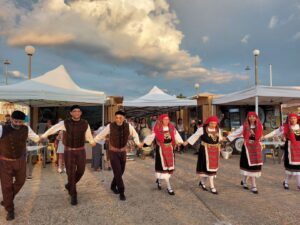 Χορευτές του Λαϊκού Εργαστηρίου Πάτρας χορεύουν χορούς της Θράκης, 27η Έκθεση Κρήτη 2022