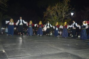 Η ομάδα ενηλίκων του Λαϊκού Εργαστηρίου Πάτρας χορεύει χορούς της Μικράς Ασίας, Ψηλά Αλώνια 2023