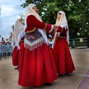 Ζευγάρι χορευτών του Λαϊκού Εργαστηρίου Πάτρας σε παραδοσιακό χορό, Οβρυά 2024