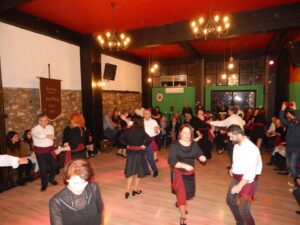 Χορευτές του Λαϊκού Εργαστηρίου Πάτρας χορεύουν στη σκηνή, 2019