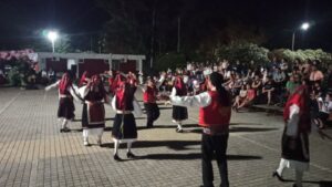 Χορευτές του Λαϊκού Εργαστηρίου Πάτρας χορεύουν χορούς της Θράκης, επετειακή εκδήλωση 2022