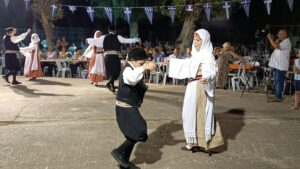 Χορευτές του Λαϊκού Εργαστηρίου Πάτρας χορεύουν χορούς του Αιγαίου, πλατεία Ανδρούτσου 2023