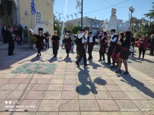 Χορευτές του Λαϊκού Εργαστηρίου Πάτρας μπροστά στον Ιερό Ναό Αγίου Ανδρέα, Εγλυκάδα 2023