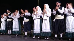 Χορευτές του Λαϊκού Εργαστηρίου Πάτρας σε παραδοσιακό κύκλο, χοροί Κεφαλονιάς και Κυθήρων, Ψηλά Αλώνια 2024