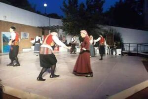 Χορευτές με ικαριώτικες στολές χορεύουν στο Δημαρχείο Κηφισιάς, 2017