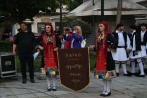 Χορευτές του Λαϊκού Εργαστηρίου Πάτρας με πανό στην παρέλαση, 8η Γιορτή Χορευτικών Συγκροτημάτων 2022