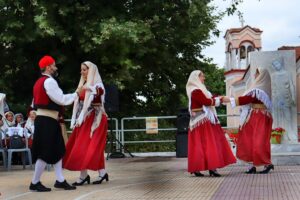 Ζευγάρια χορευτών του Λαϊκού Εργαστηρίου Πάτρας σε παραδοσιακό χορό, Οβρυά 2024