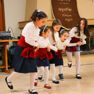 Το παιδικό τμήμα του Λαϊκού Εργαστηρίου Πάτρας χορεύει στην κοπή της πίτας, 2025
