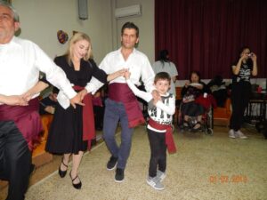 Χορευτές του Λαϊκού Εργαστηρίου Πάτρας σε παραδοσιακό χορό, Άσυλο Ανιάτων 2019