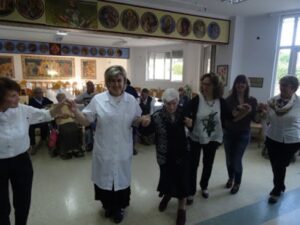 Χαρούμενη στιγμή χορού στην εκδήλωση του ευγηρείου, 2018
