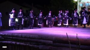 Χορευτές του Λαϊκού Εργαστηρίου Πάτρας σε παραδοσιακό χορό στη σκηνή, πλατεία Κυδωνιάτη 2019