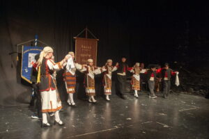 Οι χορευτικές ομάδες του Λαϊκού Εργαστηρίου Πάτρας σε παραδοσιακό χορό επί σκηνής, 2023