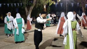 Χορευτές του Λαϊκού Εργαστηρίου Πάτρας χορεύουν χορούς του Αιγαίου, πλατεία Ανδρούτσου 2023