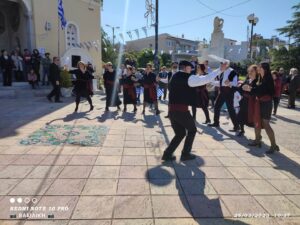 Χορευτές του Λαϊκού Εργαστηρίου Πάτρας μπροστά στον Ιερό Ναό Αγίου Ανδρέα, Εγλυκάδα 2023