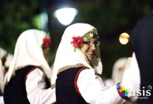 Κοντινό πλάνο χορεύτριας με άνθος στα μαλλιά, παραδοσιακή στολή Σερρών, Αντίρριο 2016