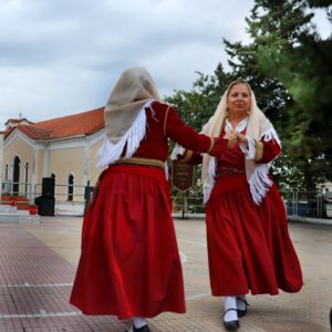Ζευγάρι χορευτών του Λαϊκού Εργαστηρίου Πάτρας σε παραδοσιακό χορό, Οβρυά 2024