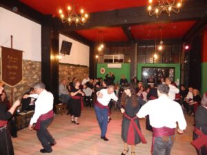 Η ομάδα χορευτών σε κίνηση χορού, Λαϊκό Εργαστήρι Πάτρας 2019