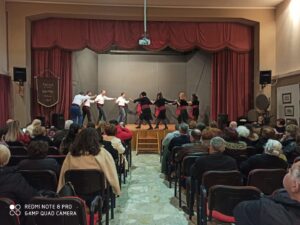 Κοινό παρακολουθεί την παράσταση στην εκδήλωση κοπής πίτας, 2020