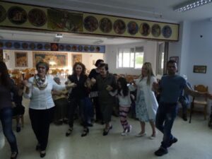 Μέλη της χορευτικής ομάδας χορεύουν με τρόφιμο, ευγηρείο 2018
