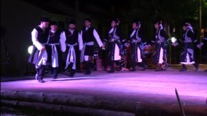 Χορευτές του Λαϊκού Εργαστηρίου Πάτρας σε παραδοσιακό χορό στη σκηνή, πλατεία Κυδωνιάτη 2019