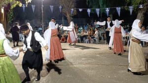 Χορευτές του Λαϊκού Εργαστηρίου Πάτρας χορεύουν χορούς του Αιγαίου, πλατεία Ανδρούτσου 2023