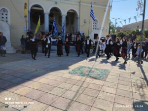 Χορευτές του Λαϊκού Εργαστηρίου Πάτρας μπροστά στον Ιερό Ναό Αγίου Ανδρέα, Εγλυκάδα 2023