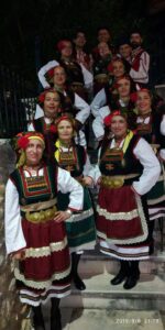 Ομαδική φωτογραφία των χορευτών του Λαϊκού Εργαστηρίου Πάτρας, Χαλανδρίτσα 2019