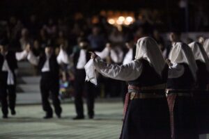 Χορευτής με μαντήλι σε παραδοσιακό βήμα χορού, Αντίρριο 2016