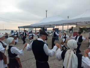 Χορευτές του Λαϊκού Εργαστηρίου Πάτρας χορεύουν χορούς της Μακεδονίας, 27η Έκθεση Κρήτη 2022