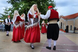 Ζευγάρι χορευτών του Λαϊκού Εργαστηρίου Πάτρας σε παραδοσιακό χορό, Οβρυά 2024