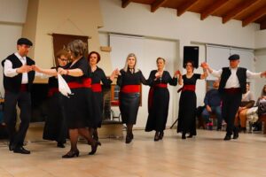 Η ομάδα ενηλίκων του Λαϊκού Εργαστηρίου Πάτρας σε παραδοσιακό χορό, Ιχθυόσκαλα 2025