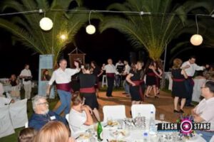 Χορευτές του Λαϊκού Εργαστηρίου Πάτρας σε παράσταση με κοινό στο βάθος, 2017
