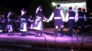 Χορευτές του Λαϊκού Εργαστηρίου Πάτρας σε παραδοσιακό χορό στη σκηνή, πλατεία Κυδωνιάτη 2019