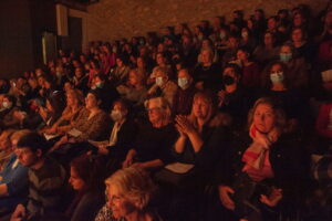 Το κοινό στο αμφιθέατρο του Μηχανουργείου παρακολουθεί την παράσταση, 2023