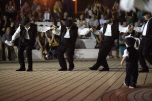 Χορευτές του Λαϊκού Εργαστηρίου Πάτρας σε τελική στιγμή της παράστασης, Αντίρριο 2016