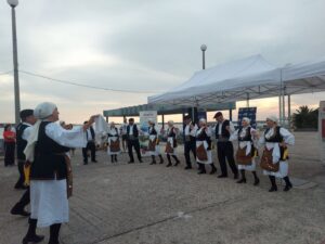 Χορευτές του Λαϊκού Εργαστηρίου Πάτρας χορεύουν χορούς της Μακεδονίας, 27η Έκθεση Κρήτη 2022