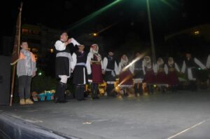 Χορευτές του Λαϊκού Εργαστηρίου Πάτρας με παραδοσιακές στολές στην παρέλαση, 7η Γιορτή Χορευτικών Συγκροτημάτων 2019