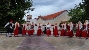 Χορευτές του Λαϊκού Εργαστηρίου Πάτρας χορεύουν χορούς των Κυθήρων, Οβρυά 2024