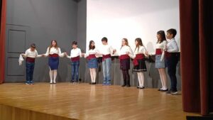 Χορευτές του Λαϊκού Εργαστηρίου Πάτρας σε παραδοσιακό χορό στη σκηνή, 2024