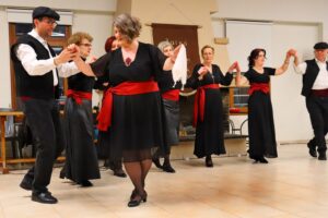 Η ομάδα ενηλίκων του Λαϊκού Εργαστηρίου Πάτρας σε παραδοσιακό χορό, Ιχθυόσκαλα 2025