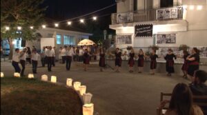 Η χορευτική ομάδα του Λαϊκού Εργαστηρίου Πάτρας στον προαύλιο χώρο της Μέριμνας, 2019