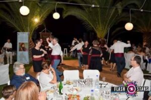 Κοινό στα τραπέζια παρακολουθεί τη Μεσσηνιακή Βραδιά, Παραλία Πατρών 2017