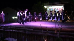 Χορευτές του Λαϊκού Εργαστηρίου Πάτρας σε παραδοσιακό χορό στη σκηνή, πλατεία Κυδωνιάτη 2019