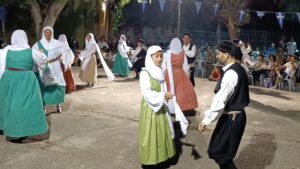 Χορευτές του Λαϊκού Εργαστηρίου Πάτρας χορεύουν χορούς του Αιγαίου, πλατεία Ανδρούτσου 2023