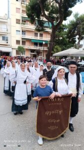 Χορευτές του Λαϊκού Εργαστηρίου Πάτρας στην παρέλαση γύρω από τα Ψηλά Αλώνια, 2024