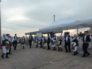 Χορευτές του Λαϊκού Εργαστηρίου Πάτρας χορεύουν χορούς της Μακεδονίας, 27η Έκθεση Κρήτη 2022